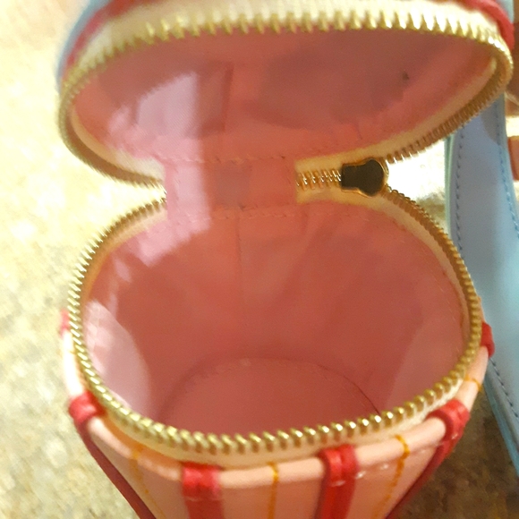 New Cupcake Wristlet Bag - Picture 6 of 11